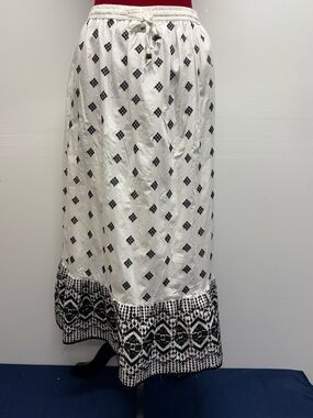 Elegant White&Black embroidery Patterned eyelets long maxi Skirt size Large nwt